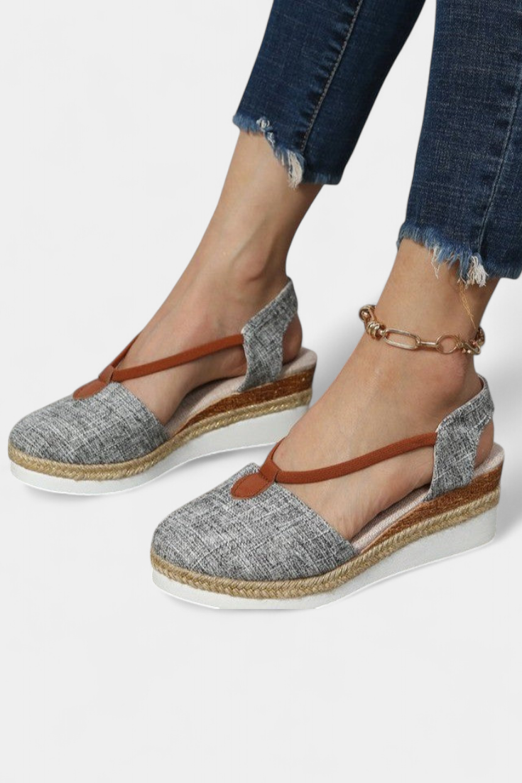 Eunate Sandalias Cerradas con Cuña de Efecto Yute y Detalle Natural