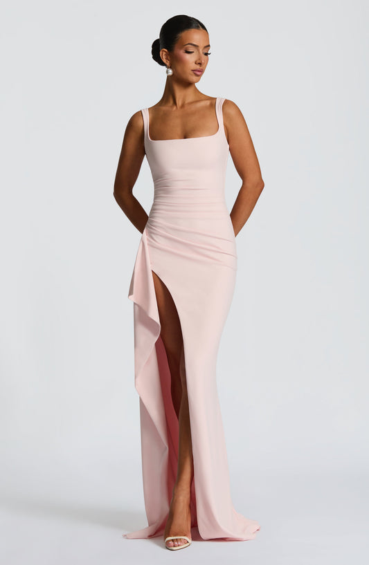 VESTIDO LARGO SATINADO CON ESCOTE CUADRADO Y ABERTURA