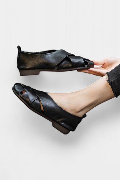 Nayra Zapatos Planos Abiertos de Cuero Negro con Detalle Cruzado