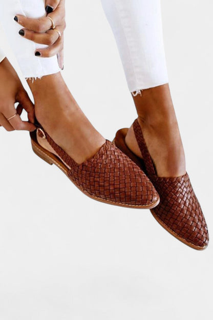 Isadora Mules Trenzados con Punta Fina y Correa Slingback