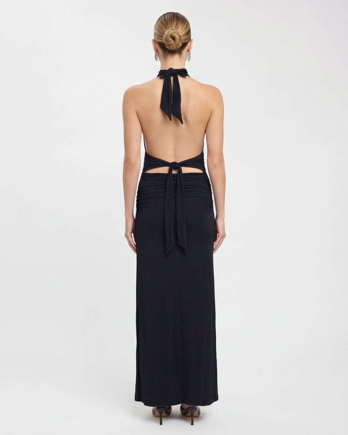 VESTIDO LARGO HALTER CON ESPALDA DESCUBIERTA
