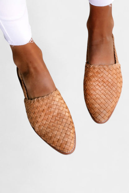 Isadora Mules Trenzados con Punta Fina y Correa Slingback