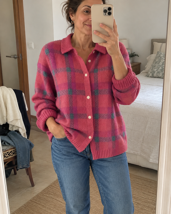 Lucía | Cárdigan de punto a cuadros · Imagen de estilo generada con IA