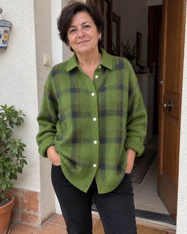 Matilde | Cárdigan de punto a cuadros · Imagen de estilo generada con IA