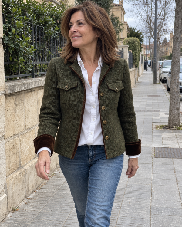Dolores | Blazer de sarga con ribete en contraste · Imagen de estilo generada con IA