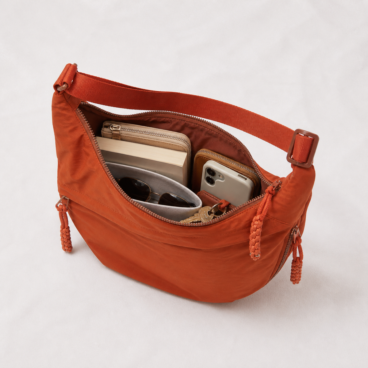 Bolso Emma abierto con objetos cotidianos organizados en su interior