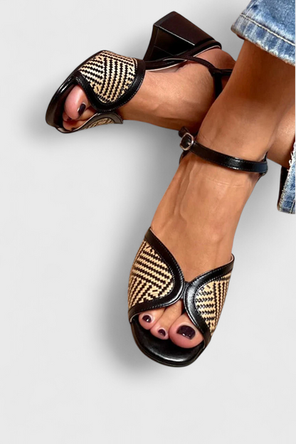 Ustinya Tacones Negros con Bloques de Color y Correa al Tobillo