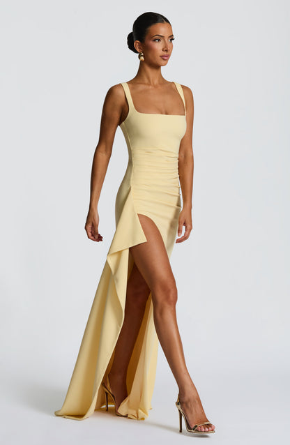 VESTIDO LARGO SATINADO CON ESCOTE CUADRADO Y ABERTURA