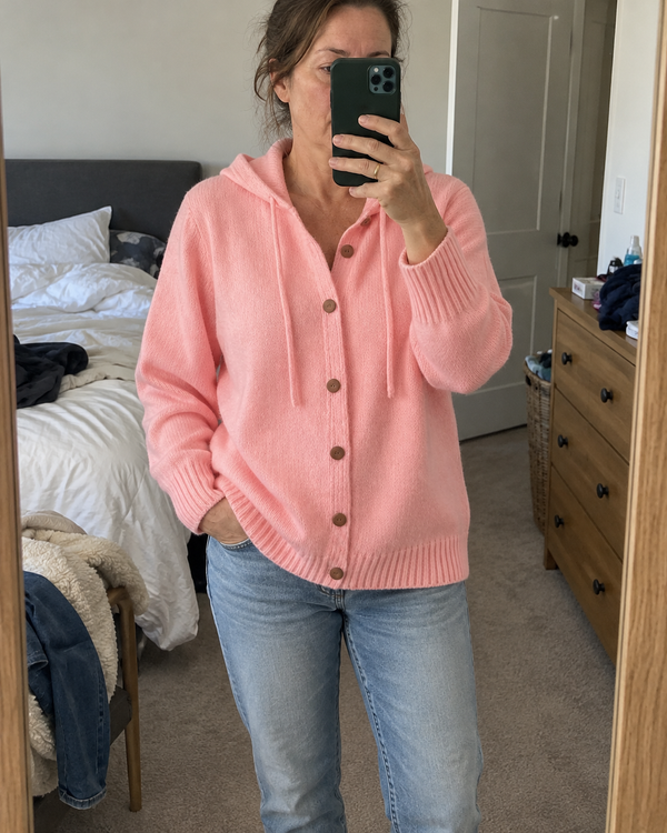 Begoña | Chaqueta de Punto con Capucha y Botones · Imagen de estilo generada con IA