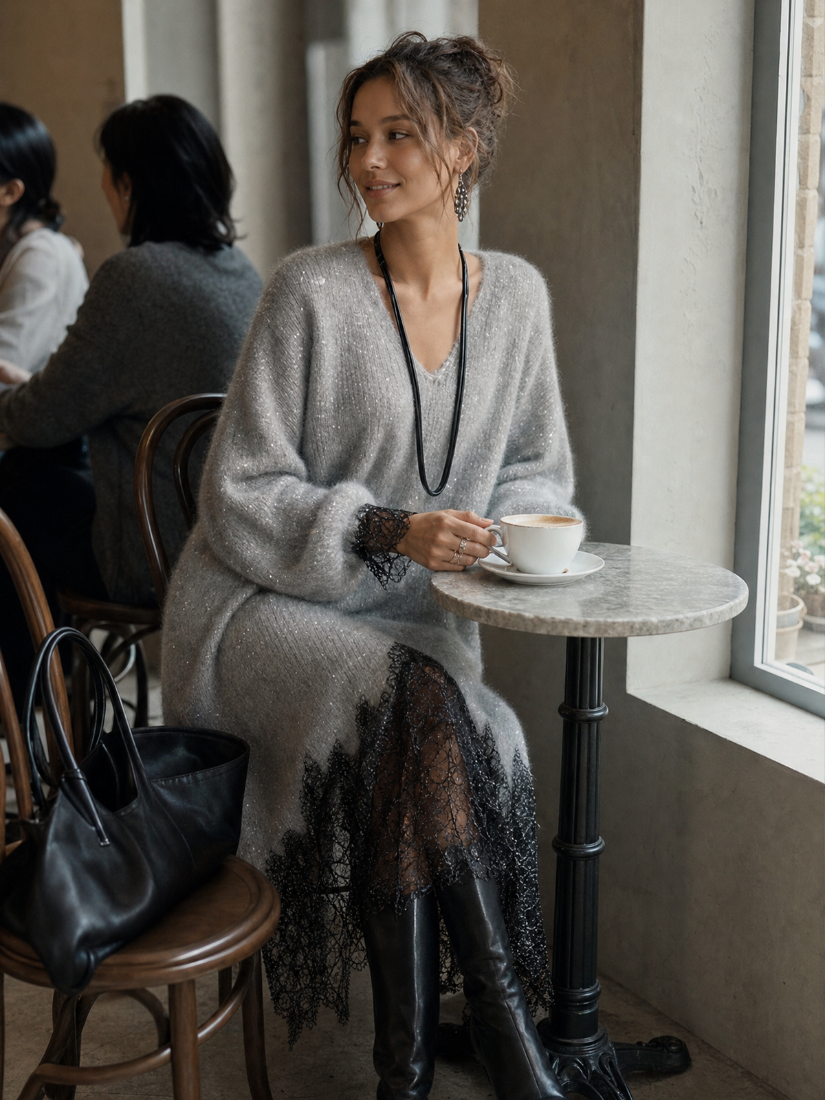 Vestido midi gris de punto con bajo de encaje — Imagen 4
