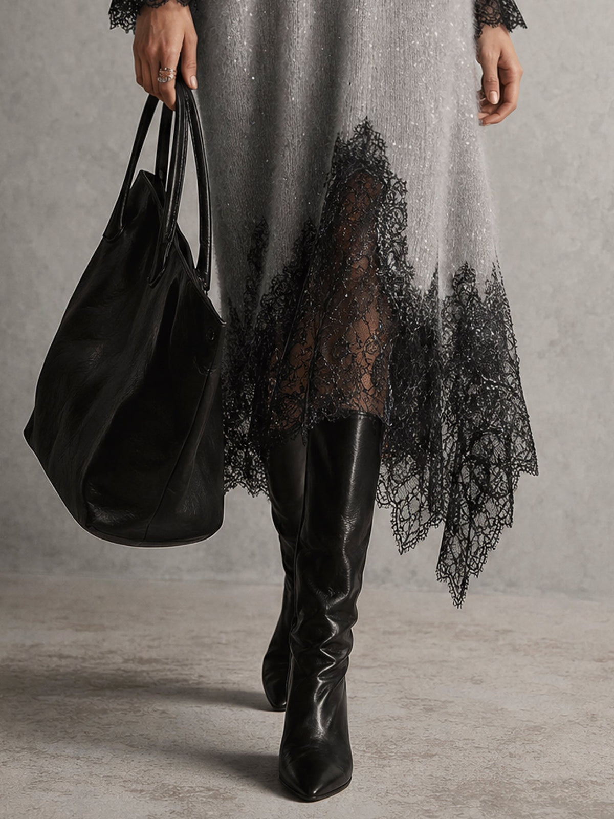 Vestido midi gris de punto con bajo de encaje — Imagen 7